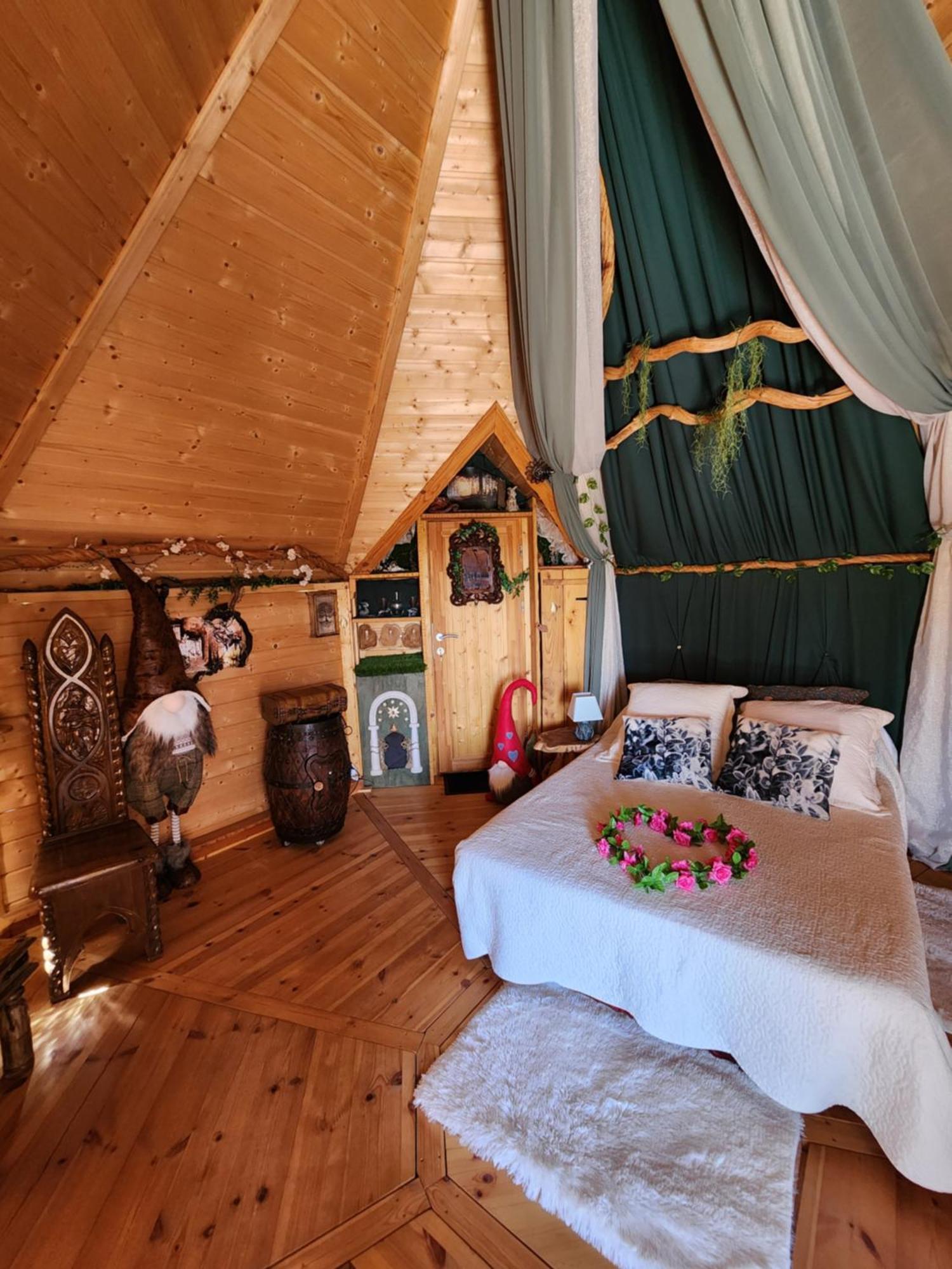 La Chaumiere Magique Des Elfes Et Ses Enigmes Bed and Breakfast Servas  Exteriör bild