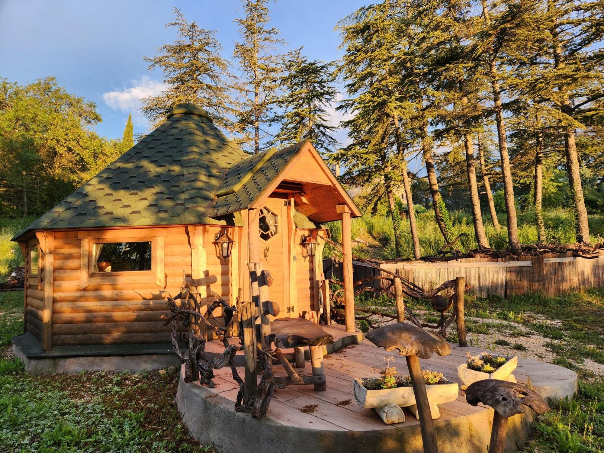 La Chaumiere Magique Des Elfes Et Ses Enigmes Bed and Breakfast Servas  Exteriör bild